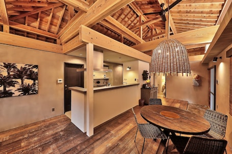 Deluxe-Villa | Wohnbereich | 45-Zoll-Flachbildfernseher mit Digitalempfang, Fernseher. ADAN RESORT HANALI village sesokojima