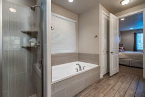 Badewanne, Haartrockner, Handtücher, Seife