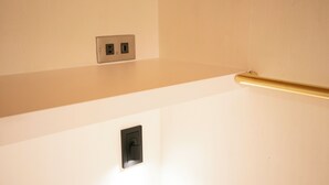 Un mur avec un interrupteur et des prises électriques.