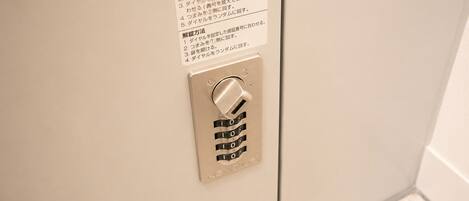 A door with a combination lock and a sign with instructions in Japanese.