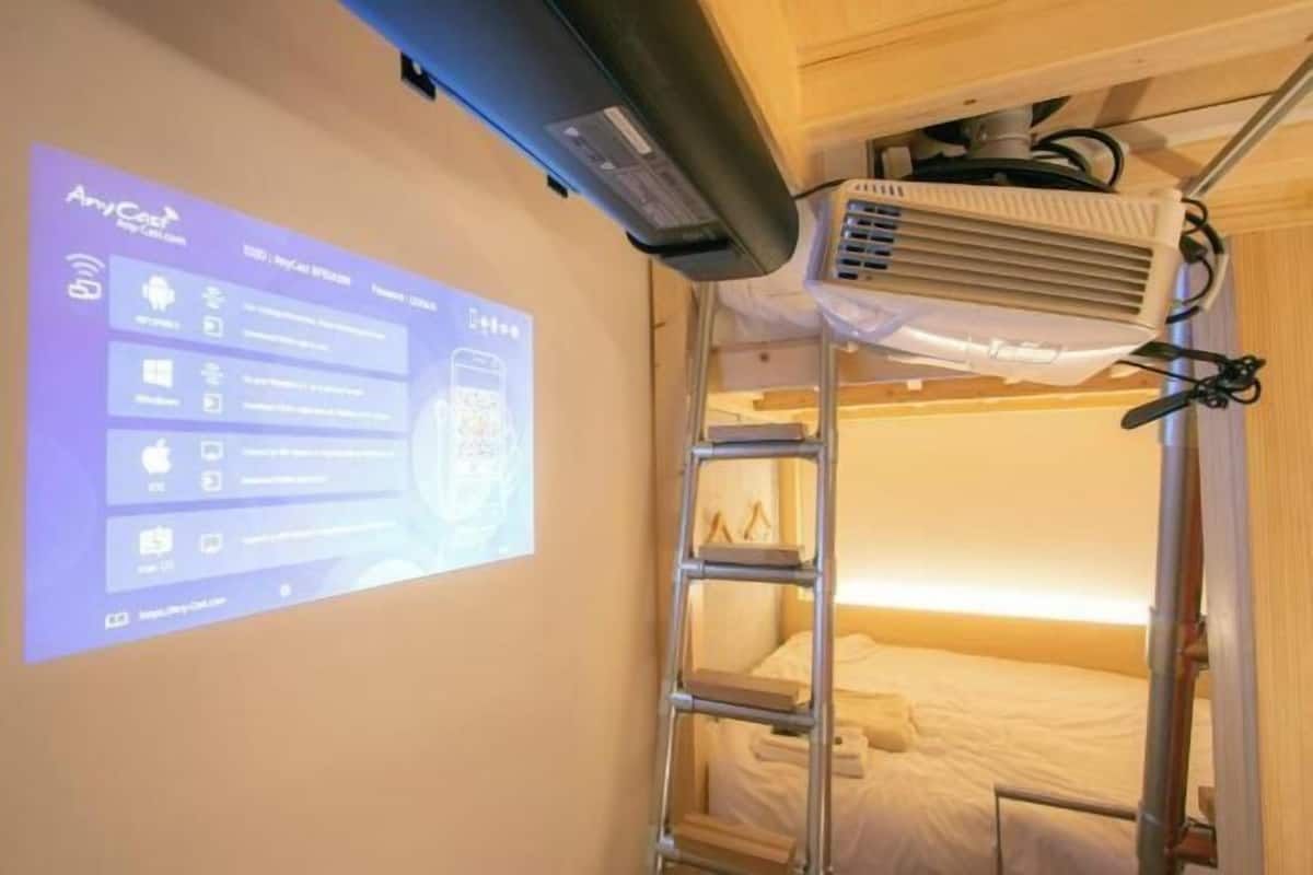 Blackout drapes, free WiFi, bed sheets