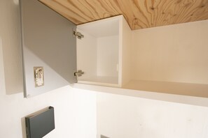 Cortinas blackout, wifi gratis y ropa de cama 