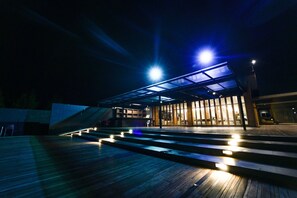 Majoituspaikan julkisivu illalla/yöllä