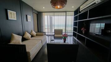 VIP Room | Wohnbereich | 42-Zoll-Flachbildfernseher mit Kabelempfang, Fernseher