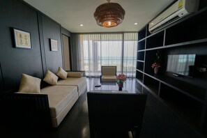 VIP Room | 起居区 | 42-英寸纯平电视 （配备有线频道）、电视