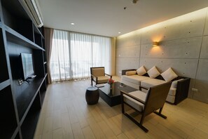 Junior Suite Room | ห้องนั่งเล่น | ทีวีจอแบน 42 นิ้ว พร้อมช่องเคเบิล, ทีวี