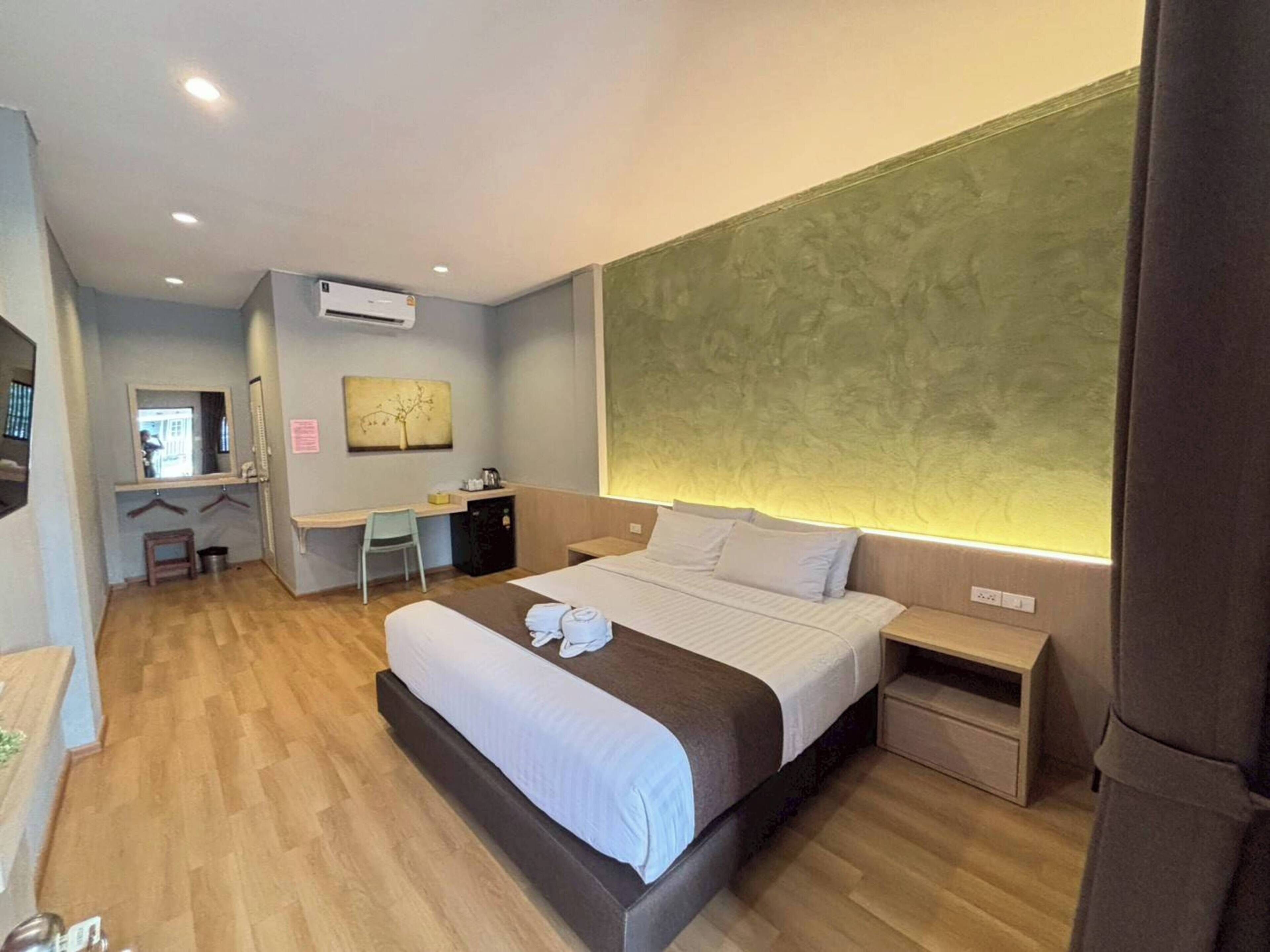 Free WiFi, bed sheets