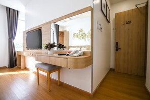 Deluxe-Zweibettzimmer | Minibar, Zimmersafe, Schreibtisch, laptopgeeigneter Arbeitsplatz