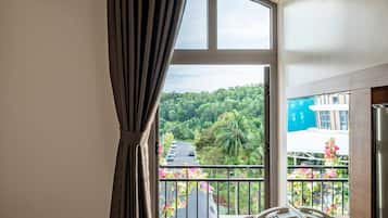 1 kamar tidur, minibar, brankas, dan meja kerja