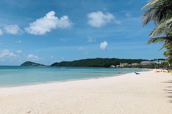 Pantai di sekitar dan pasir putih