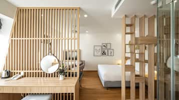 Habitación familiar | Minibar, caja fuerte, escritorio y espacio para trabajar con un portátil