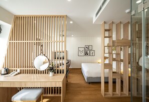 Familienzimmer | Minibar, Zimmersafe, Schreibtisch, laptopgeeigneter Arbeitsplatz