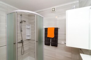 Studio (Comfort Studio with Terrace) | Salle de bain | Douche, serviettes fournies, savon, papier de toilette