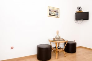 Studio (Comfort Studio with Terrace) | Vardagsrum | Tv