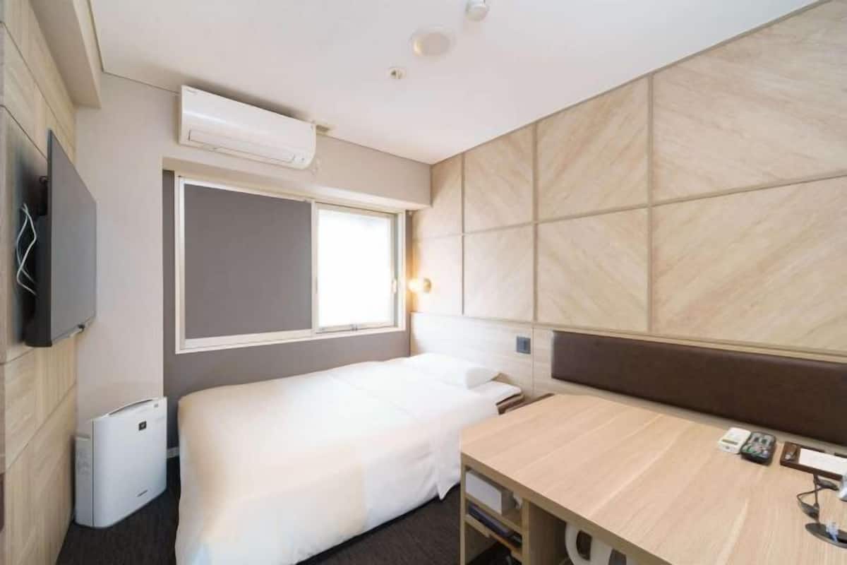 Een bureau, een laptopwerkplek, gratis wifi, beddengoed