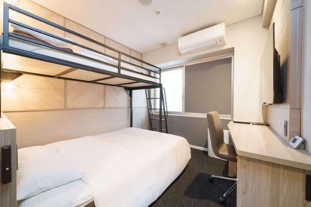 Een bureau, een laptopwerkplek, gratis wifi, beddengoed