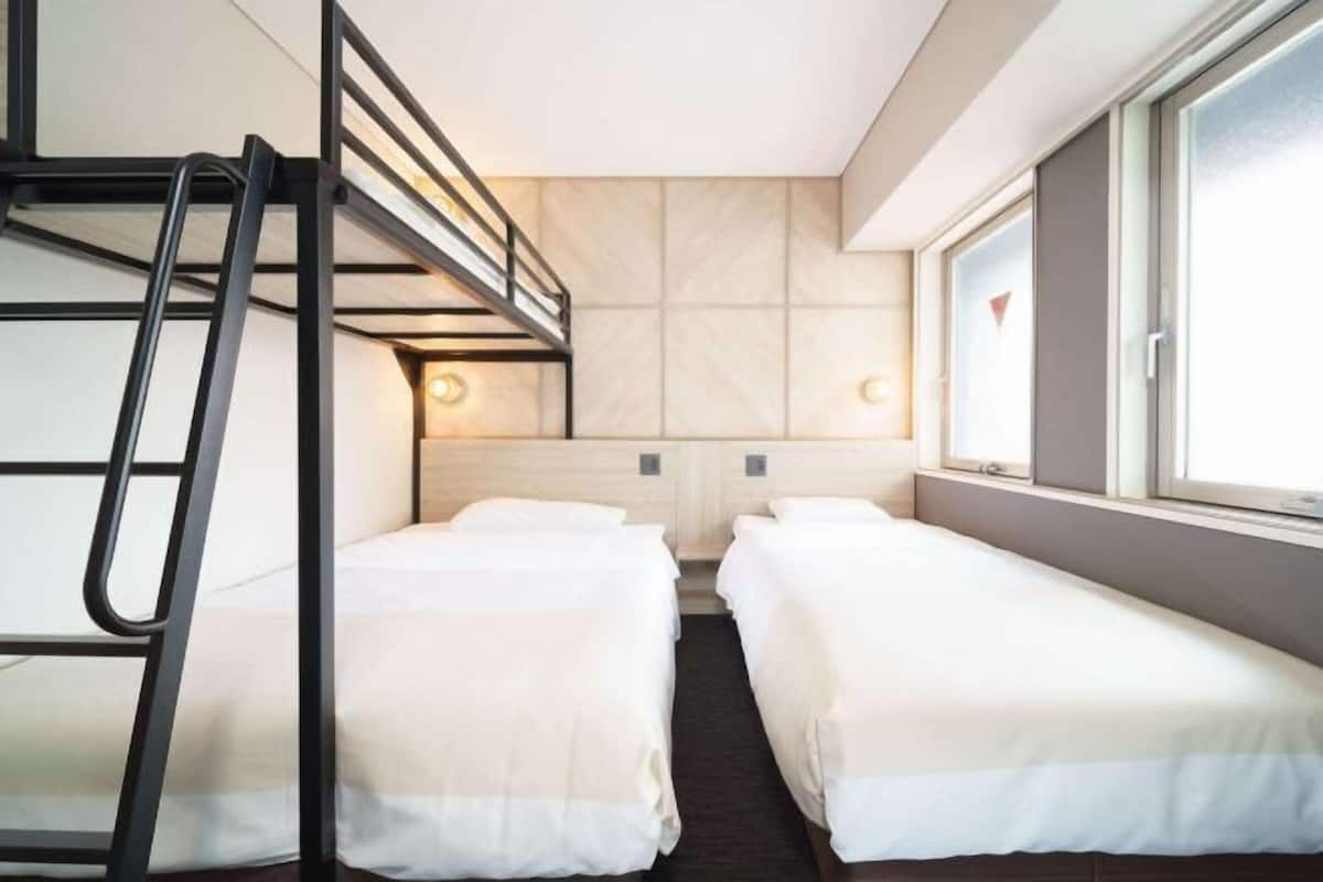 Een bureau, een laptopwerkplek, gratis wifi, beddengoed