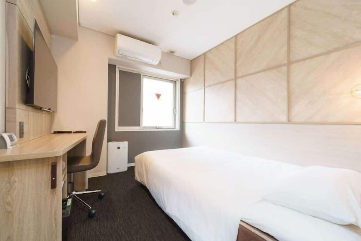 Een bureau, een laptopwerkplek, gratis wifi, beddengoed