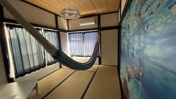 Kamar Triple, Bebas Asap Rokok (E, Hammock and Under Water Wallpaper) | Setrika/meja setrika dan Wi-Fi gratis