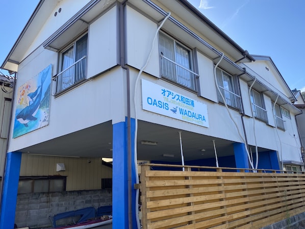 A building with a sign reading "OASIS WADAURA" and a blue and white color scheme.