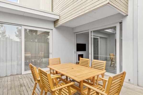 Outdoor dining - Torquay Point: Ocean Views and Rooftop Terrace (Torquay)