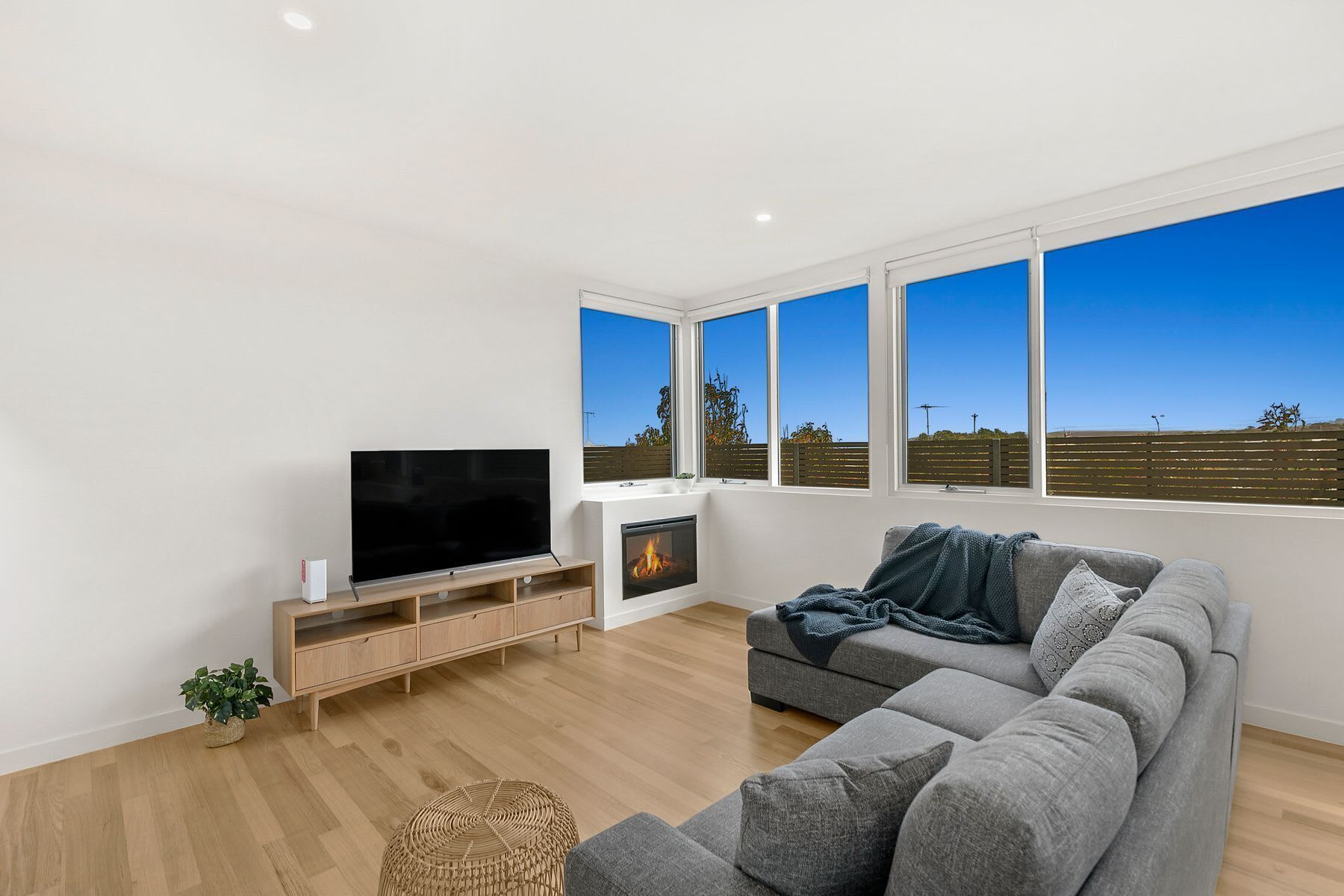 Televisión, chimenea, libros y oficina 