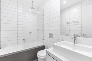 Badewanne, Haartrockner, Handtücher