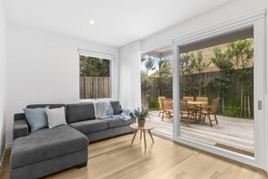 TV, fireplace, offices - Torquay Point: Ocean Views and Rooftop Terrace (Torquay)