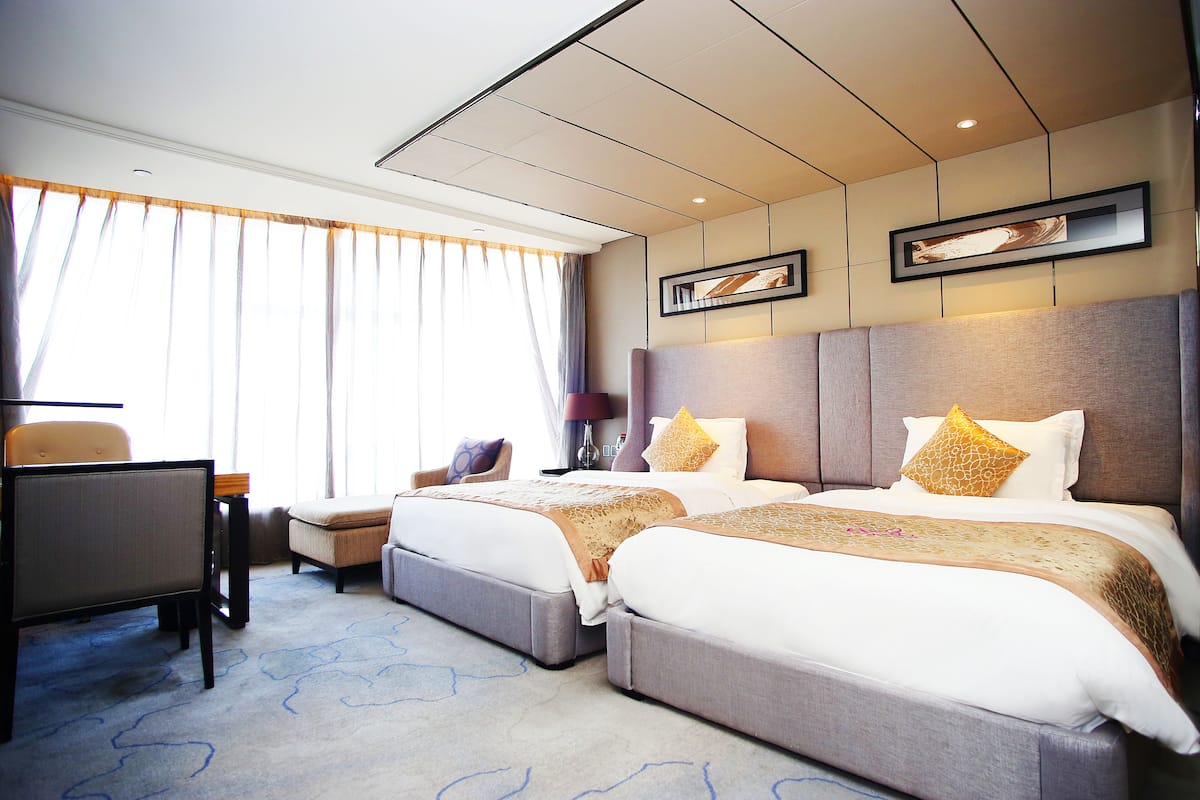 Phòng 2 giường đơn Deluxe | Minibar, két bảo mật tại phòng, bàn, màn/rèm cản sáng 