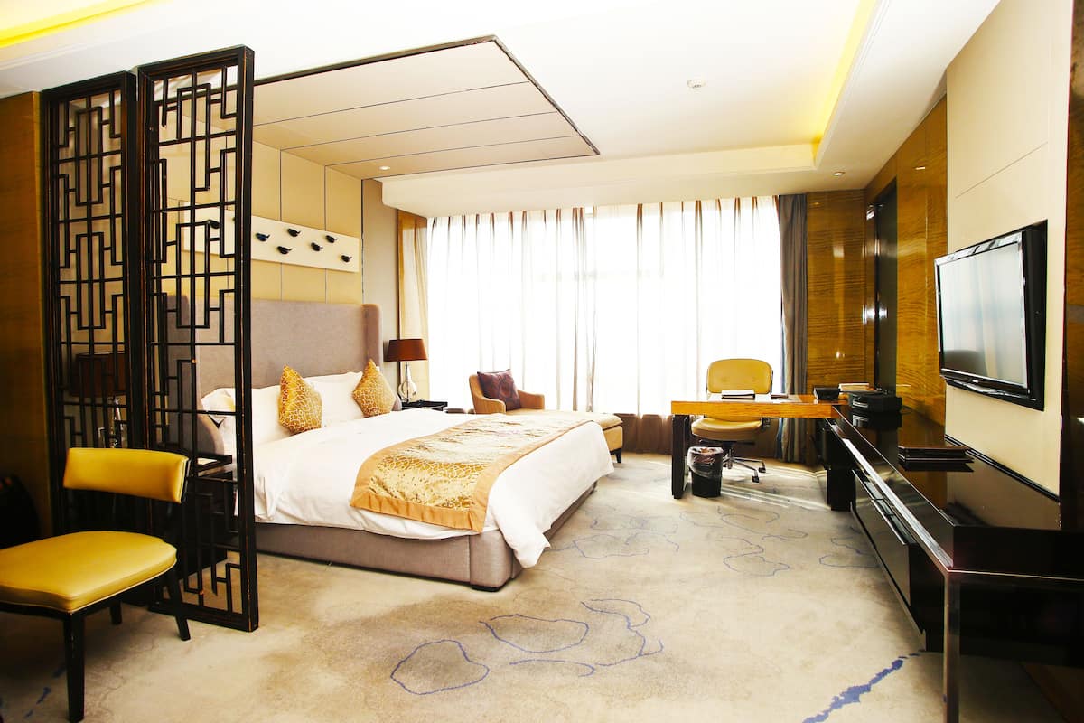 Phòng đôi Deluxe | Minibar, két bảo mật tại phòng, bàn, màn/rèm cản sáng 