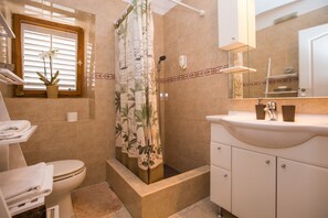 Studio | Phòng tắm | Khăn tắm, giấy vệ sinh