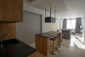 Apartamento Deluxe | Cocina privada | Frigorífico, horno, placa de cocina y cafetera o tetera