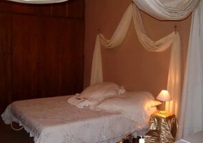 Escritorio y ropa de cama