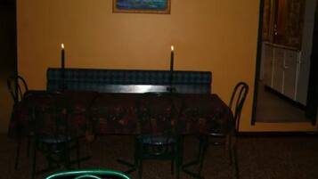 Daily English breakfast (ZAR 95 per person)