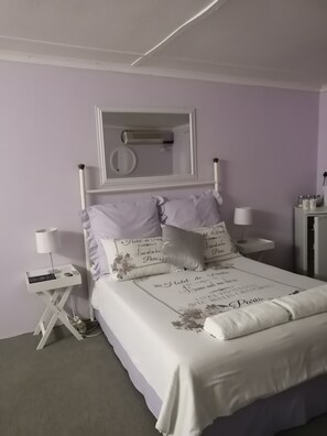 Meja kerja dan seprai linen