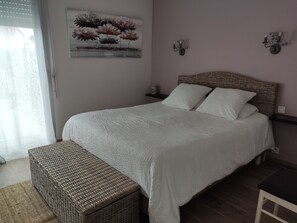 2 slaapkamers, een strijkplank/strijkijzer, reisbedje, gratis wifi