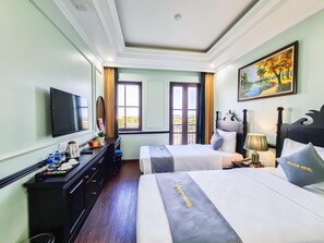 Minibar, brankas, meja kerja, dan kedap suara