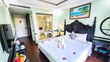 Minibar, odada kasa, masa, ses yalıtımı