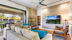 Een smart-tv, een dvd-speler en een stereo