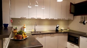 Køleskab, mikrobølgeovn, opvaskemaskine, brødrister