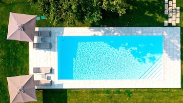 2 piscinas externas, guarda-sóis, espreguiçadeiras