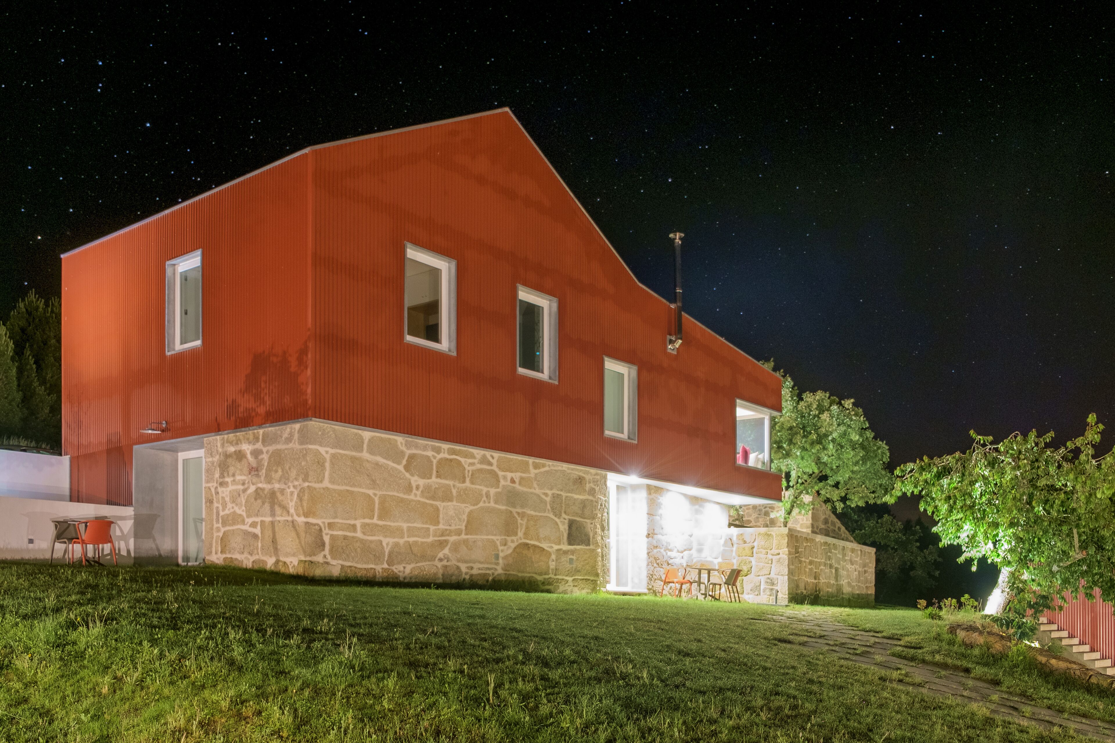 Fachada da propriedade à noite