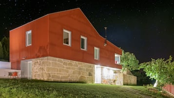 Fachada da propriedade à noite