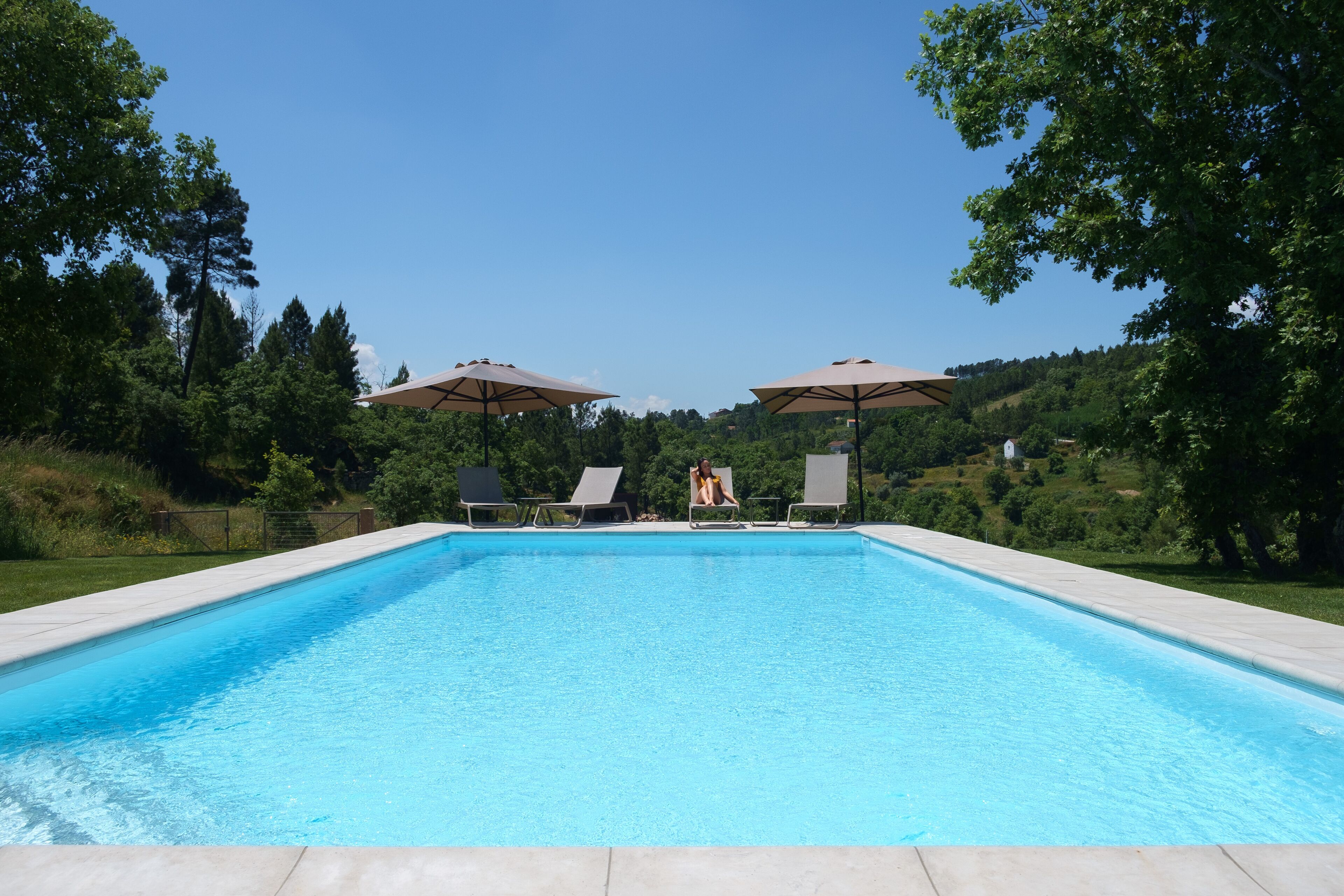 2 piscines extérieures, parasols de plage, chaises longues