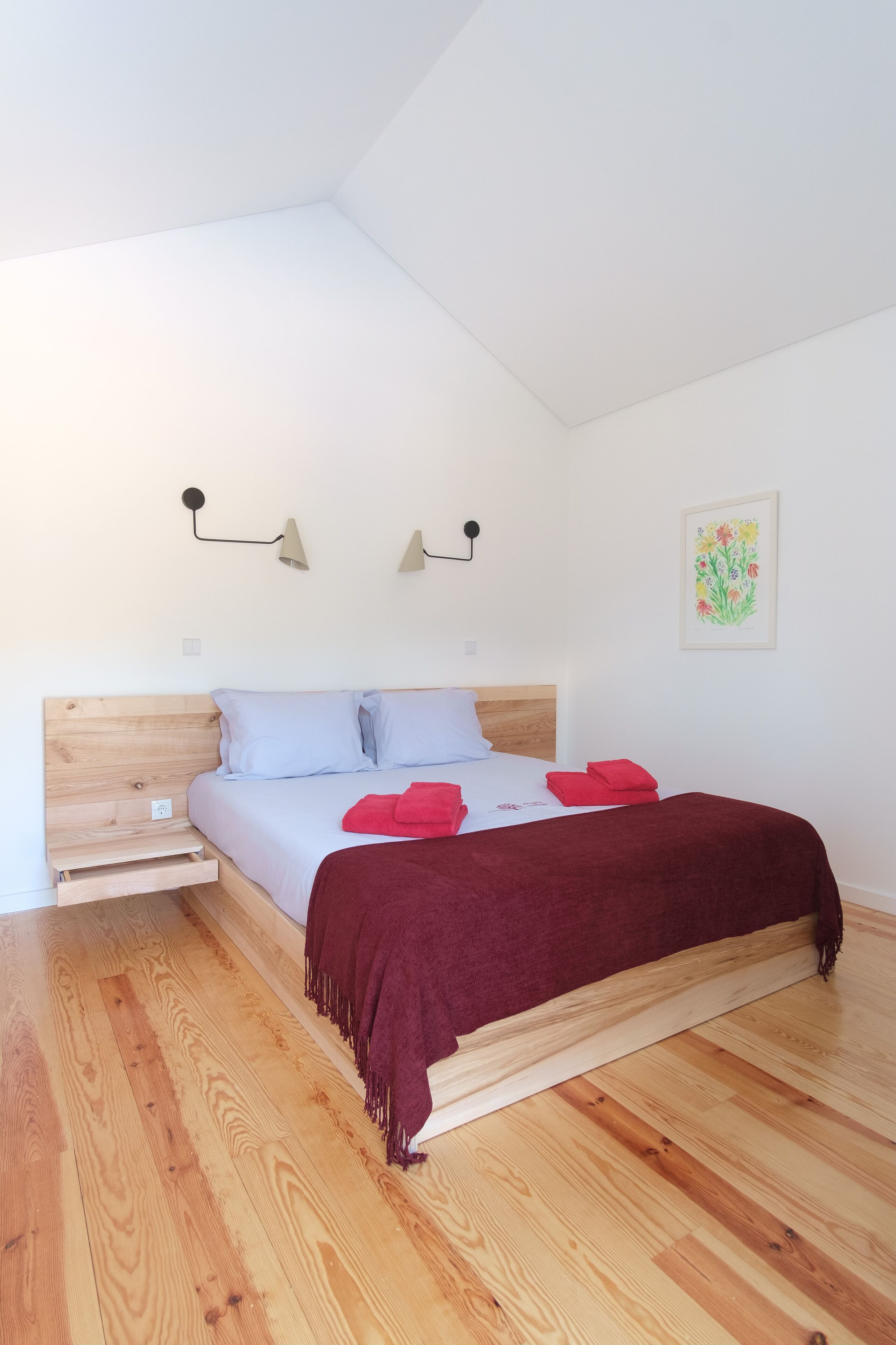 Luxe beddengoed, donzen dekbedden, pillowtop-bedden, een bureau