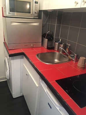 Frigorifero, microonde, piano cottura, lavastoviglie