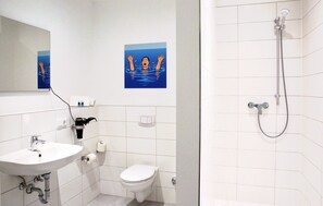 Shower, hair dryer, towels, soap - Hotel Apart GO25 (Herford)