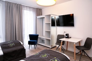 Superior Twin Room | Living area | 49-inch Smart TV with cable channels, TV - Hotel Apart GO25 (Herford)
