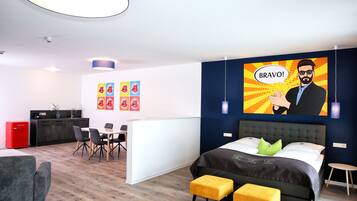 Superior-Studiosuite | Wohnbereich | 49-Zoll-Smart-TV mit Kabelempfang, Fernseher