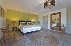 10 bedrooms, desk, iron/ironing board, WiFi